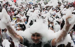 Hốt bạc nhờ Tết té nước ở Thái Lan